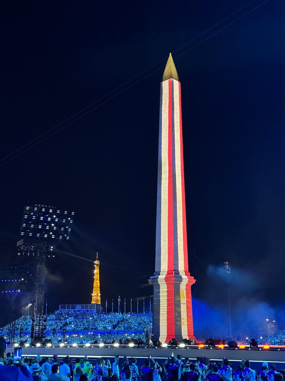 Beleuchteter Obelisk in einer nächtlichen Veranstaltung.