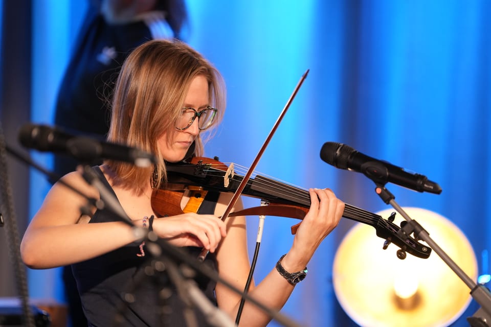 Frau spielt Geige bei einem Konzert.