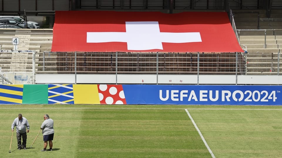 Leeres Fussballstadion mit Schweizer Flagge und UEFA Euro 2024 Banner.