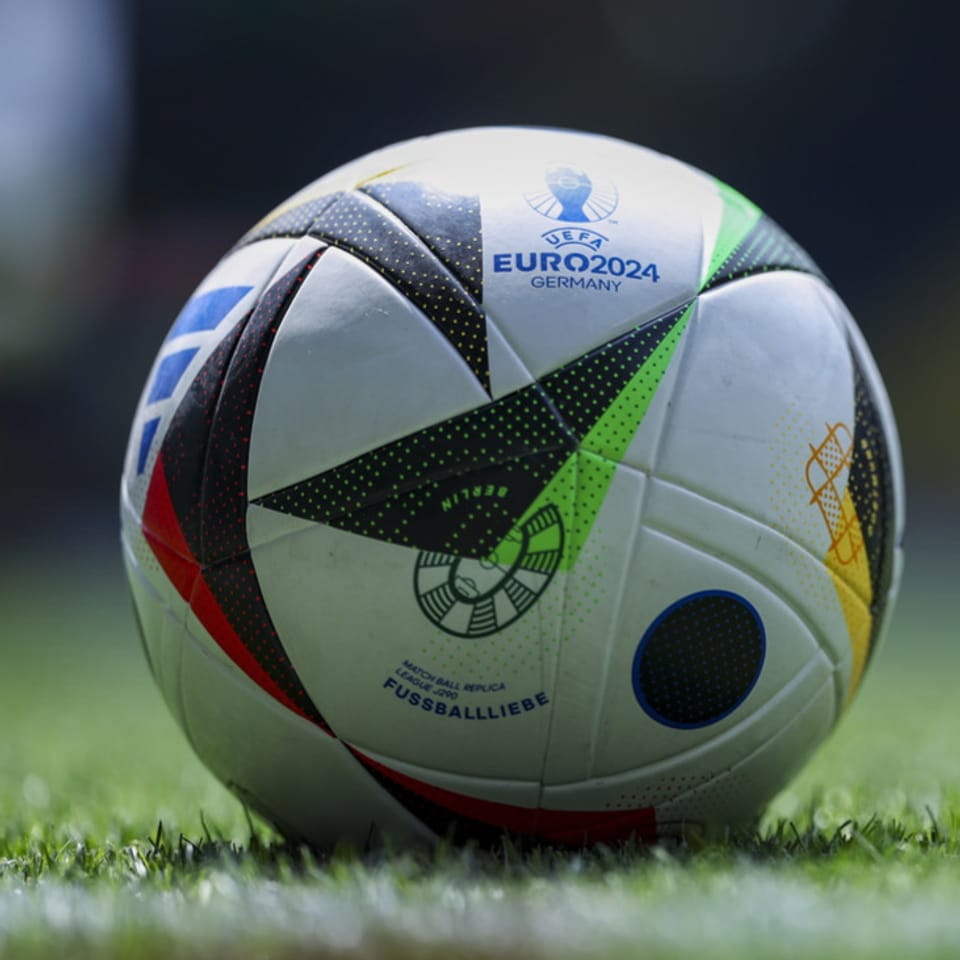 Fussball mit UEFA Euro 2024 Deutschland-Logo auf dem Rasen.