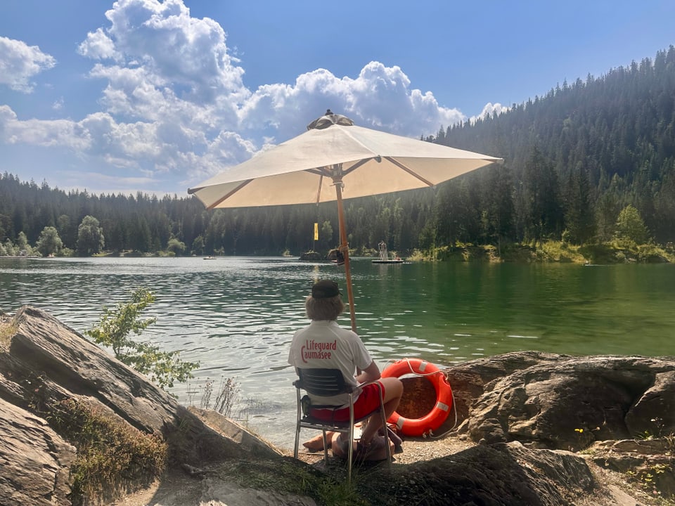 Bademeister Mario Sonderegger  bei der Arbeit am Caumasee