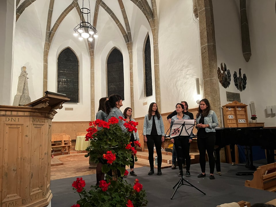 Gruppe von Frauen, die in einer Kirche singt.