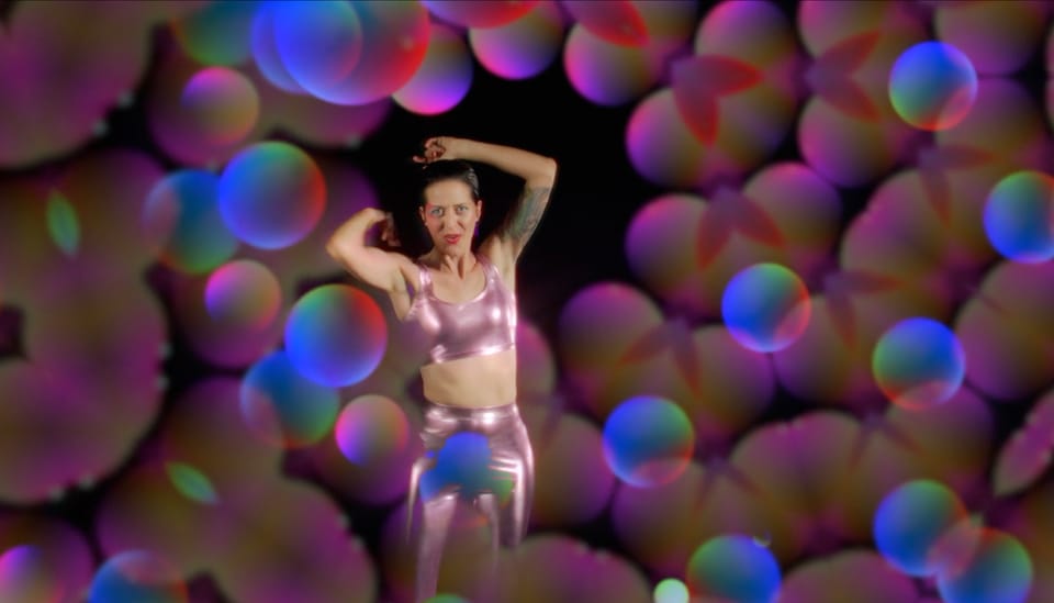 Farbenfrohes Photo von Bibi Vaplan aus dem Videoclip «Culurio».