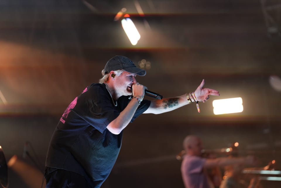 Sänger Jojo Berger auf der Bühne mit Mikrofon bei einem Konzert am Open Air Lumnezia 2024..