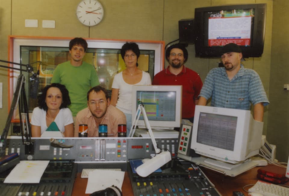 Mehrere Mitarbeiter von RTR im Radiostudio.