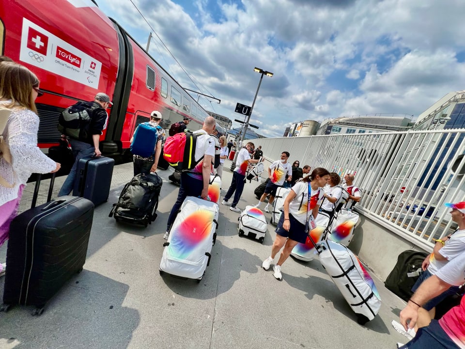 TGV Lyria am Bahnhof Gare de Lyon in Paris mit Athletinnen und Athleten aus der Schweiz