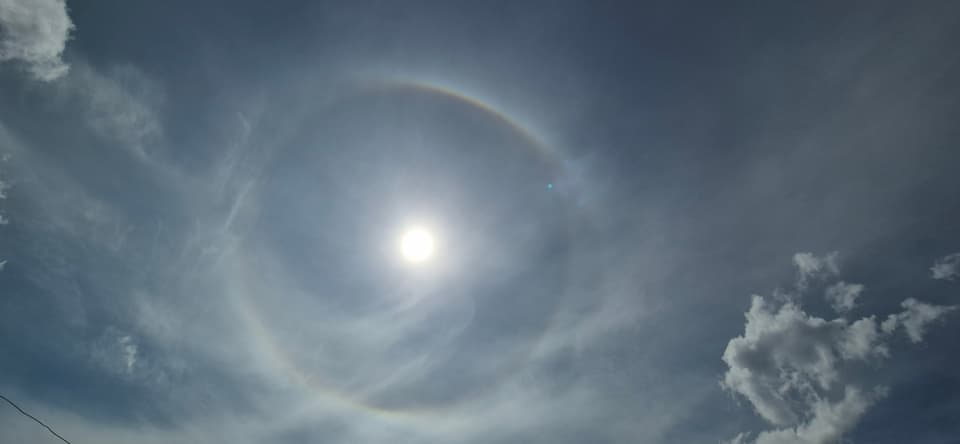 Sonnenschein mit Halo-Effekt am Himmel