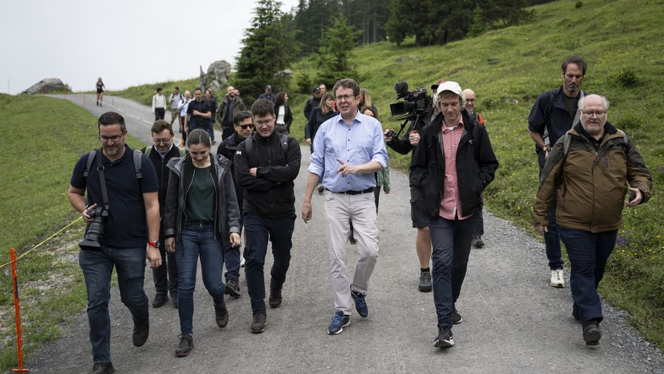 BR Albert Rösti spaziert mit Journalistinnen und Journalisten zum Oeschinensee.