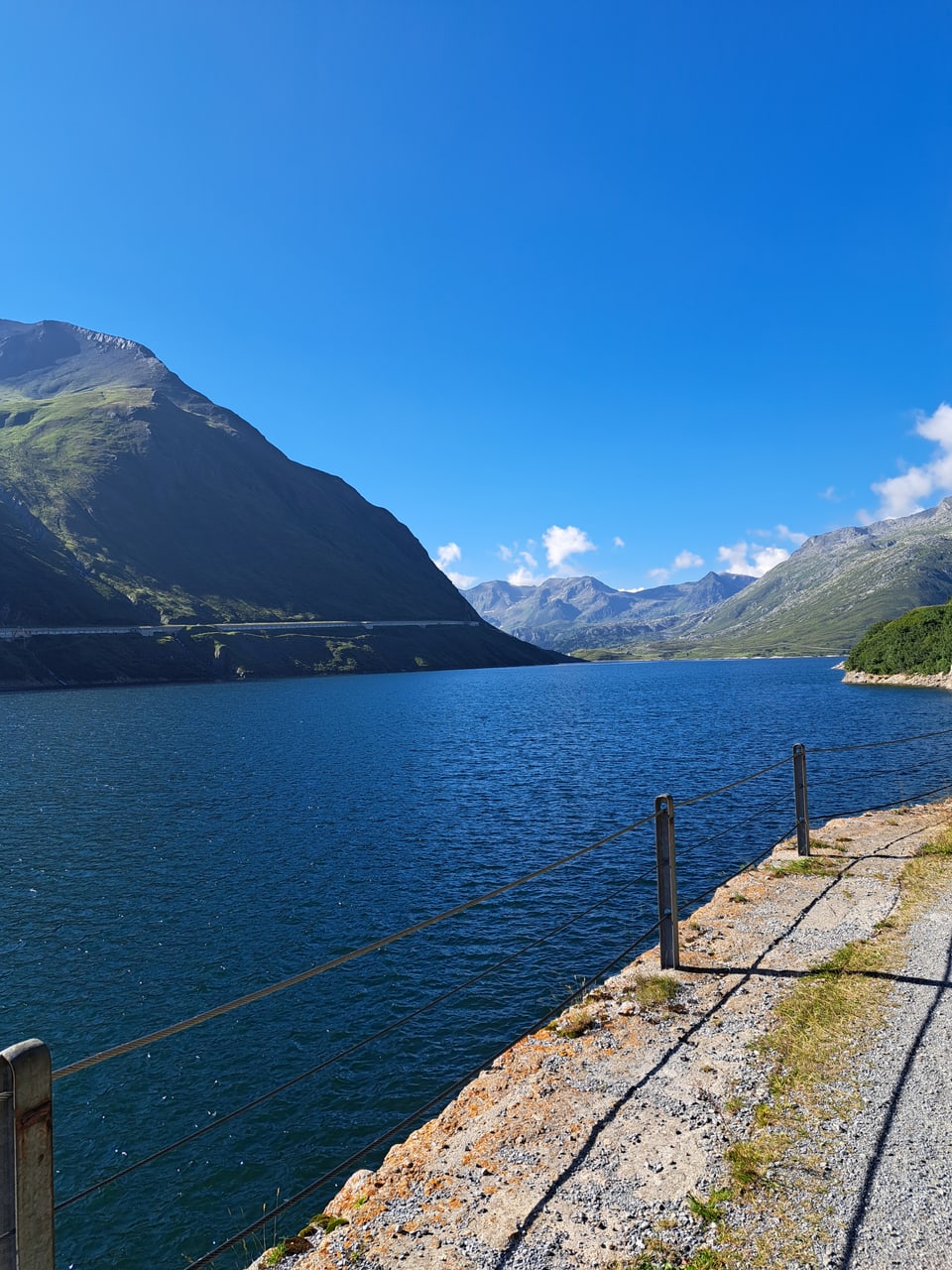 Am Ufer des Sees auf dem Lukmanierpass.