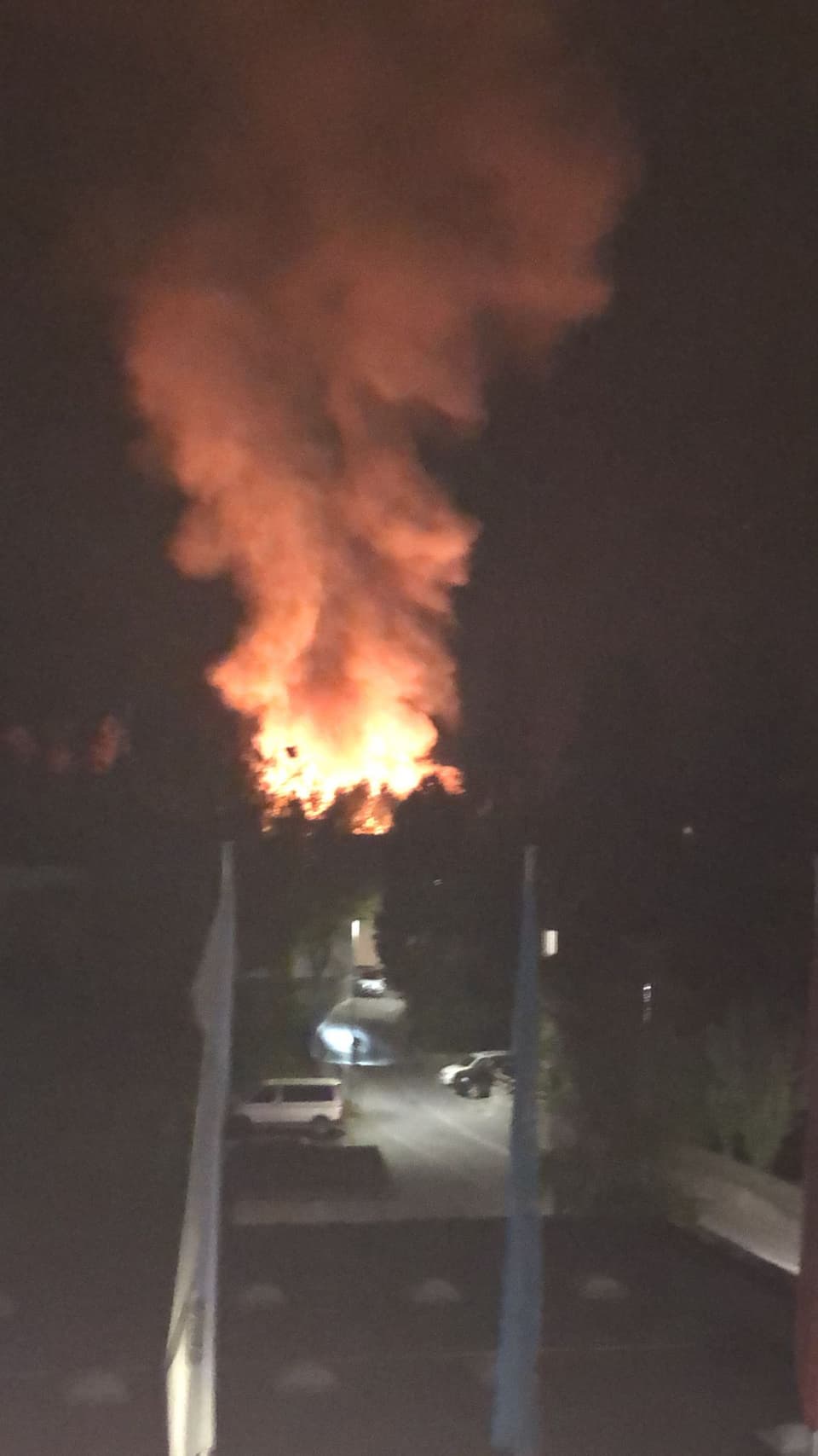 Nachtansicht eines grossen Feuers über einem Gebäude
