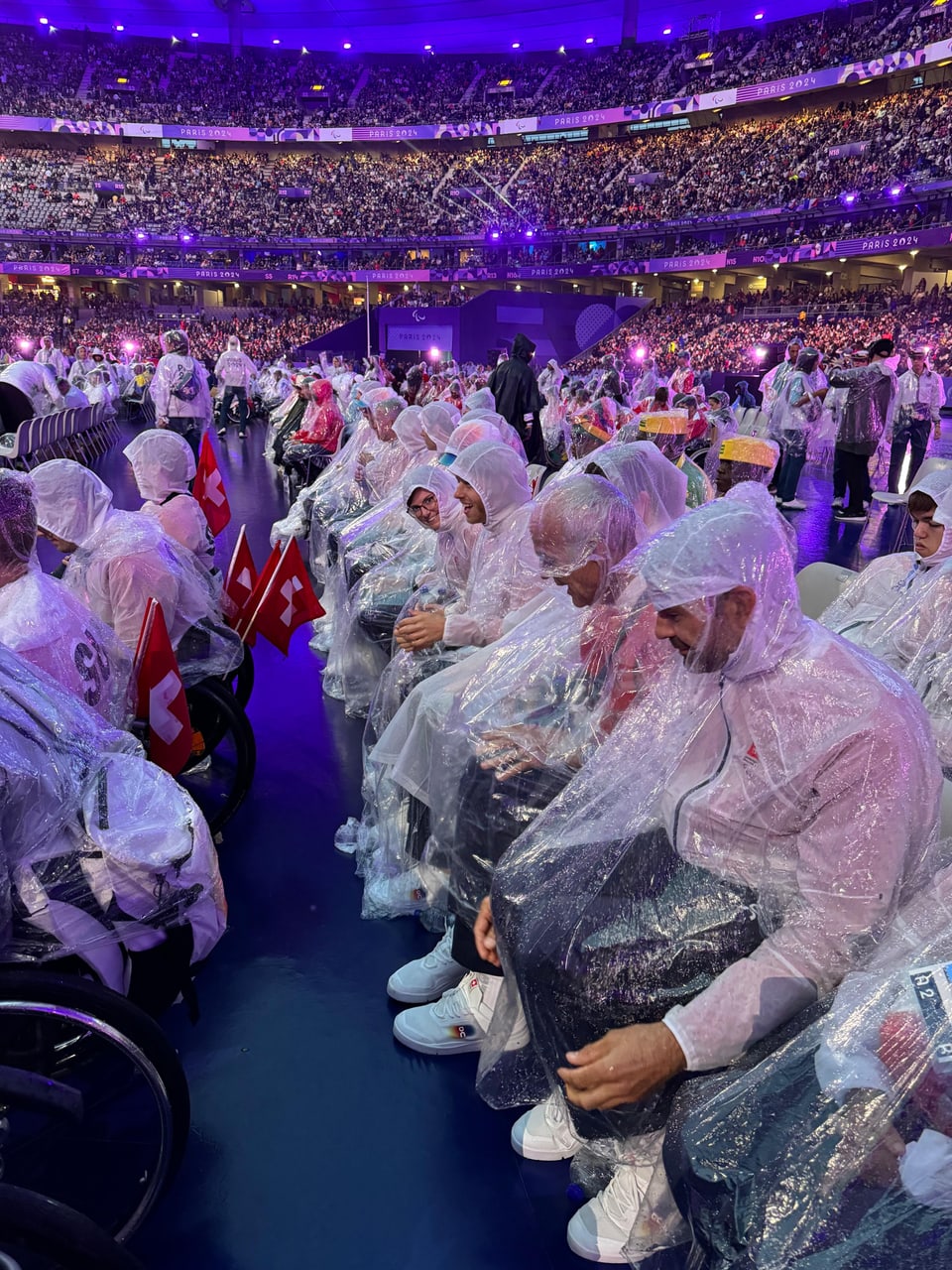 Regenschutz am Abschlussfest Paralympics 2024.