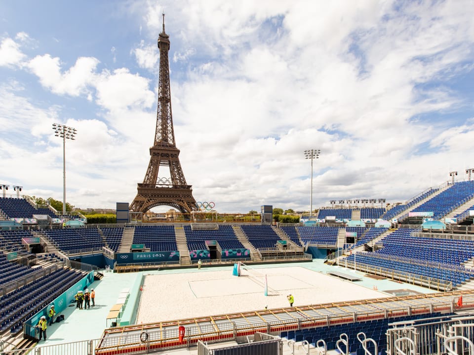 Paris 24 – Stadion für Beachvolleyball vor dem Eiffelturm.