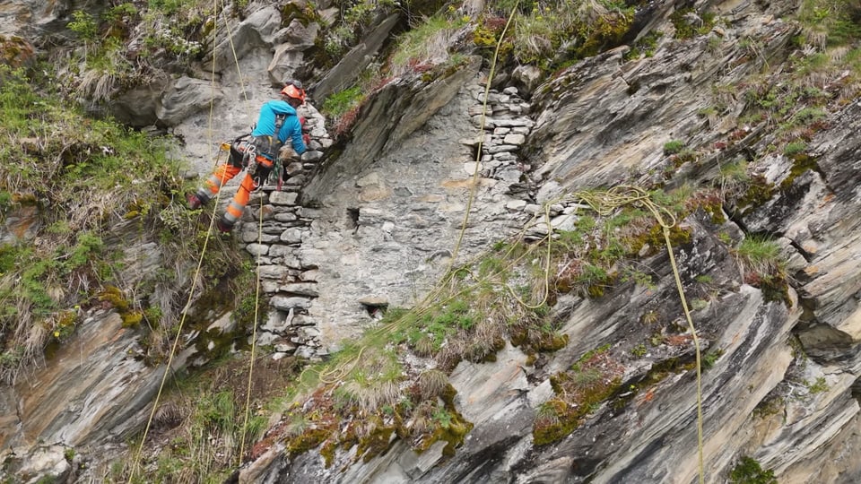 Kletterer sichern eine Felswand.