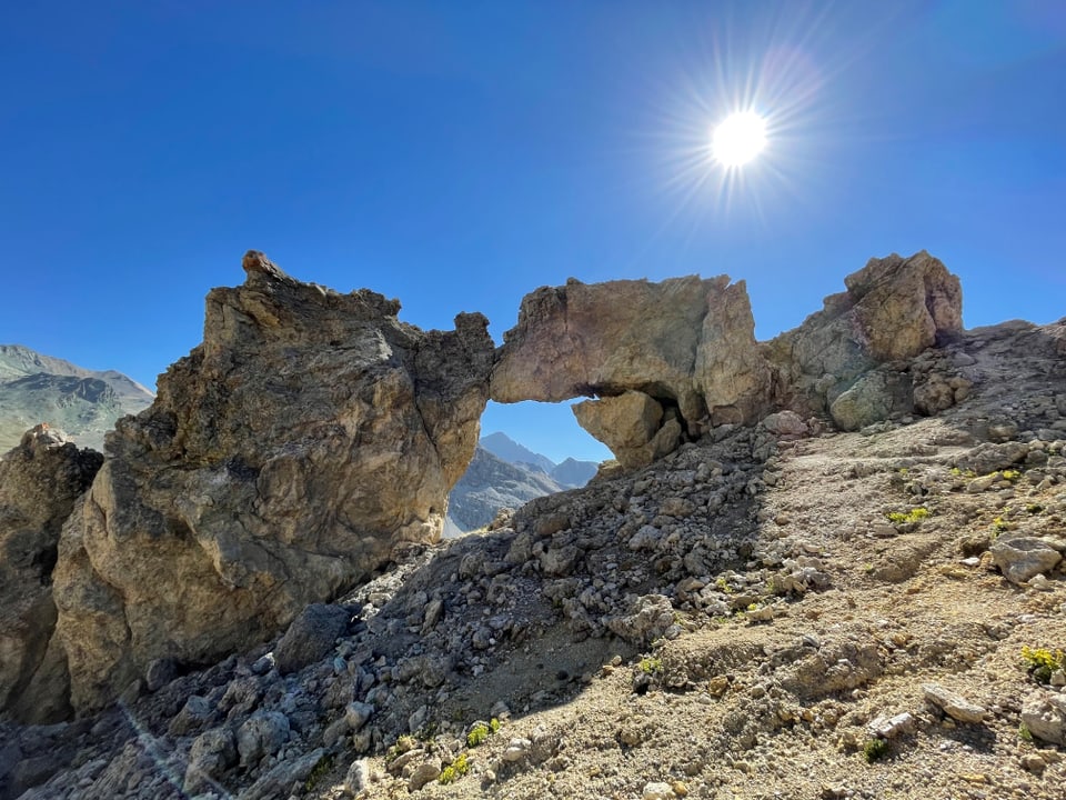 Felsformation mit Sonnenstrahlen.