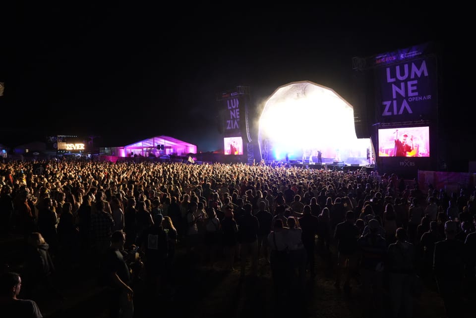 Nachts beleuchtetes Konzert mit grosser Menschenmenge bei Lumnezia Open Air.