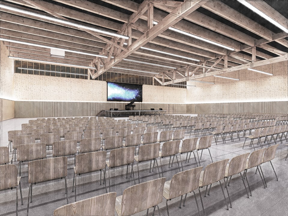 Leerer Konferenzraum mit Holzbalkendecke und Bestuhlung.