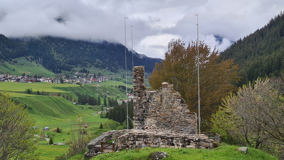 Die Profile für den Holzturm bei der Ruine Pontaningen stehen immer noch, auch nachdem die Baubewilligung erteilt wurde.