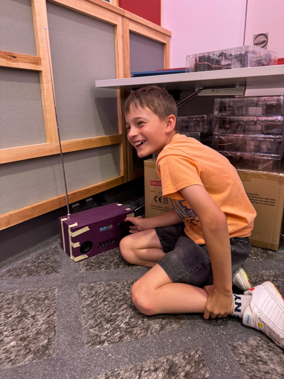 Radio DAB+ Bausätze: Kinder bauen ihr eigenes Radio bei RTR