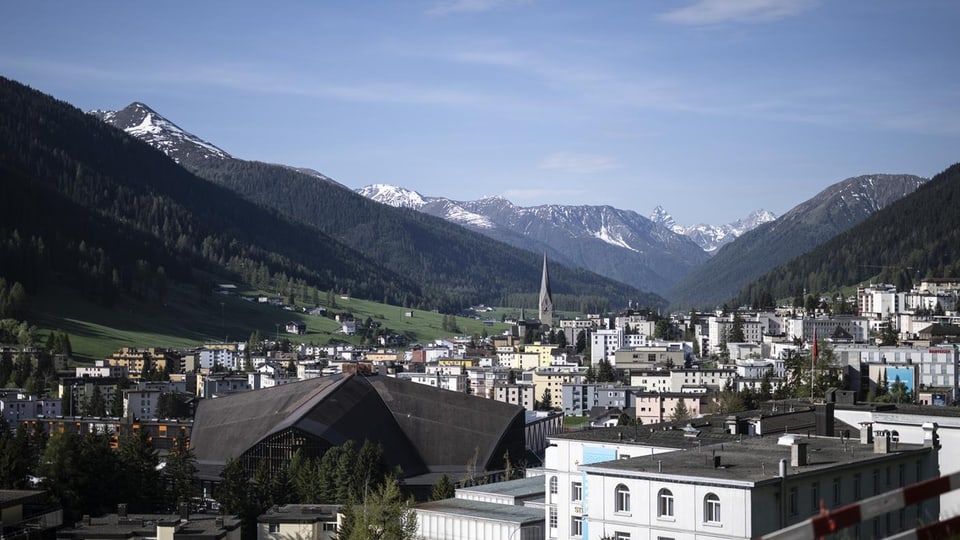 vista sur in vitg alpin. en il lontan ves ins pizza. Amezi il vitg in clutger.