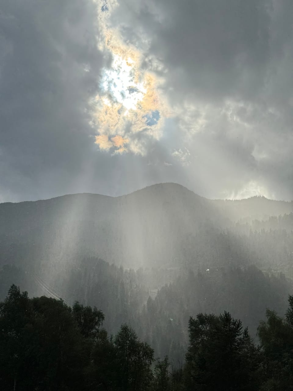Naturpoesie mit Sonnenstrahlen, welche durch die Wolken schimmert