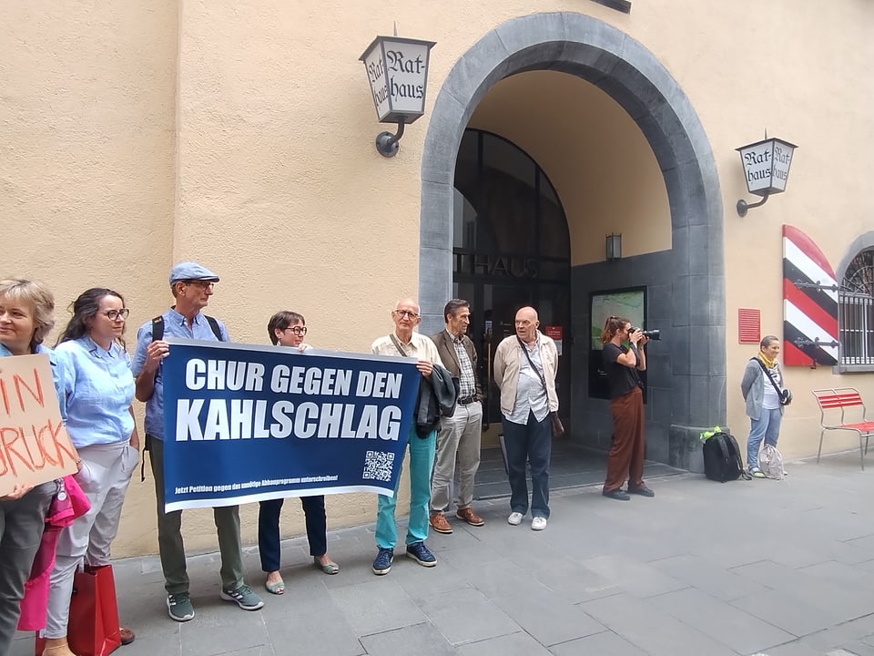 Gruppe protestiert vor dem Rathaus Chur