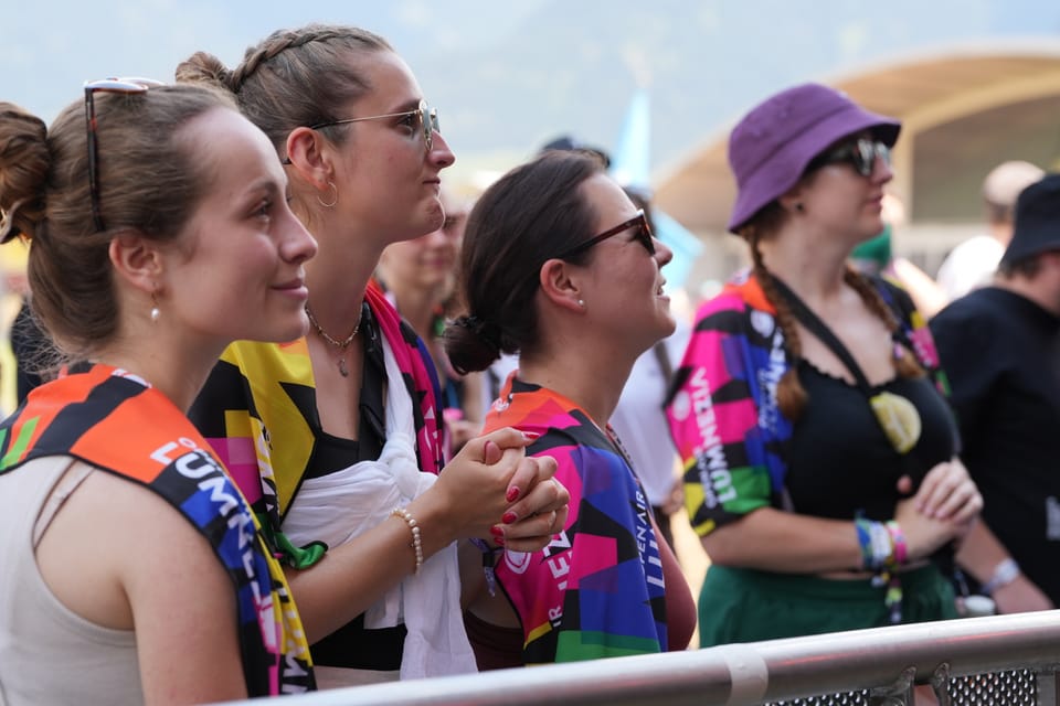 Menschen, die während eines Festivals zusehen am Open Air Lumnezia 2024