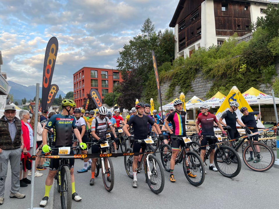 Bikefahrer am Start des Engadin Bikemarathon 2024