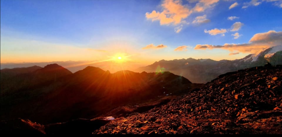 Sonnenuntergang über den Bergen.