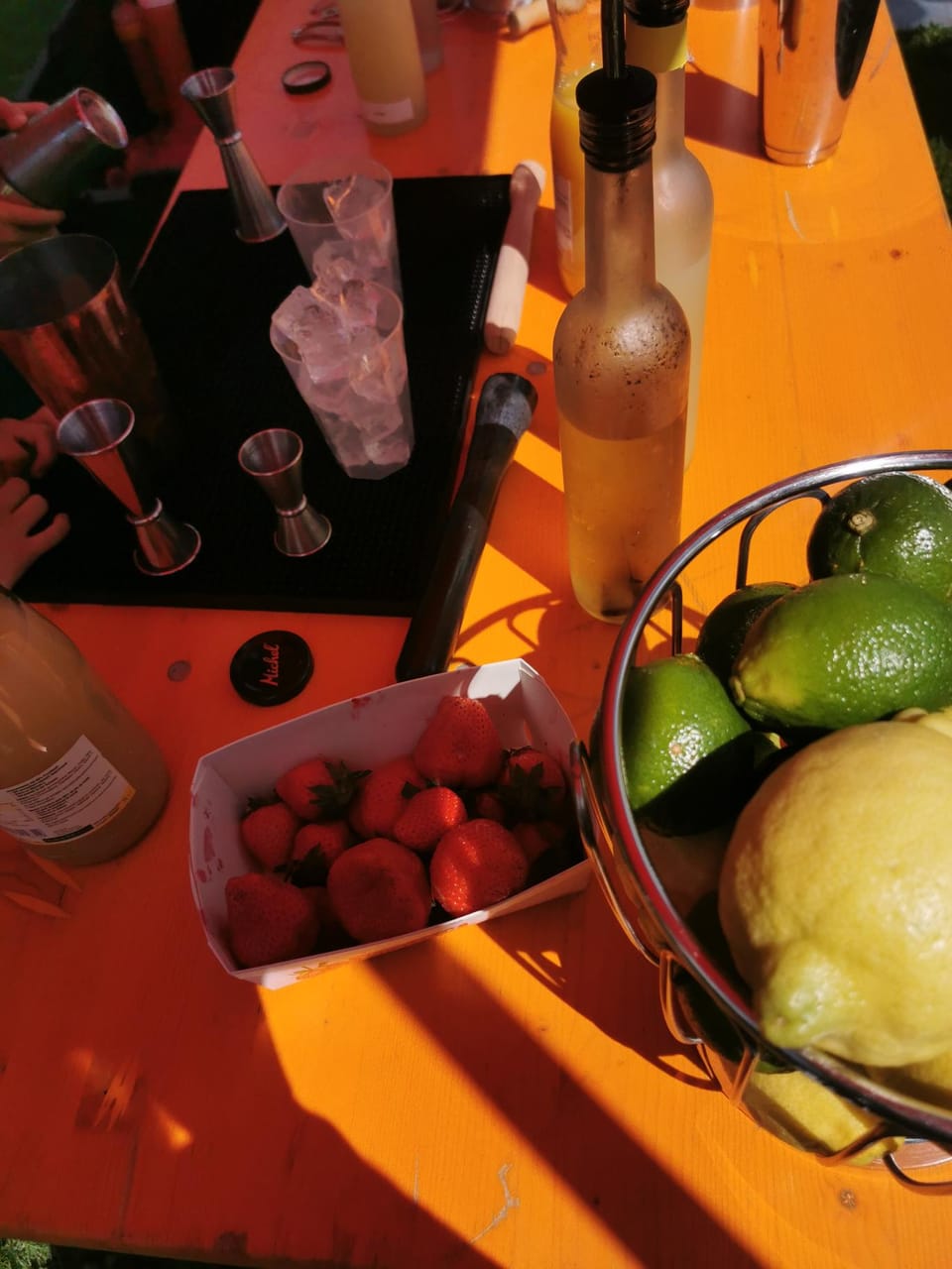 Zutaten für Cocktails wie Früchte und verschiedene Getränke.