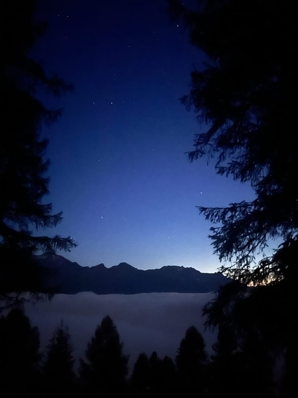 Nachhimmel mit Sternen in der Chamona in Madal, Ramosch