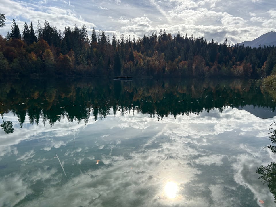 See mit Wald und Wolkenspiegelung.