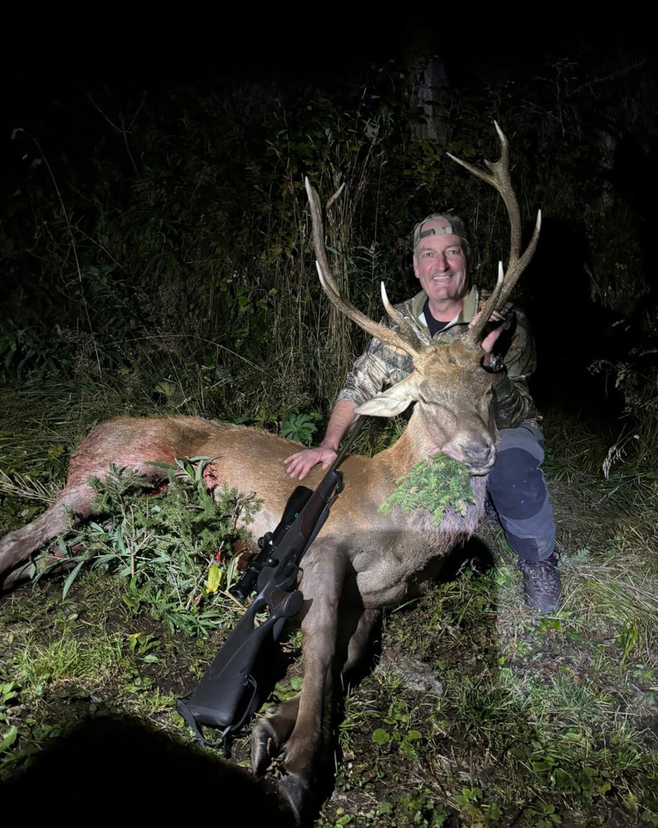 Bündner Jäger mit seinem Hirsch