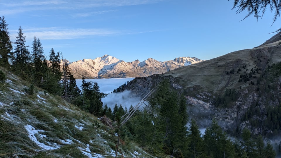 Berglandschaft mit Schnee und Wolken.