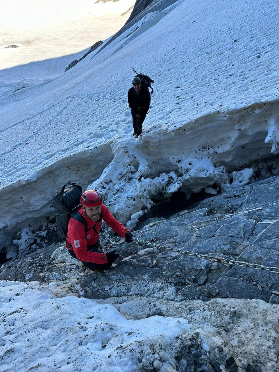 Besteigung des Tödi / Piz Russein: Der Bergführer, David Berther und der Kameramann Roman Schmid erklimmen die Felswand.