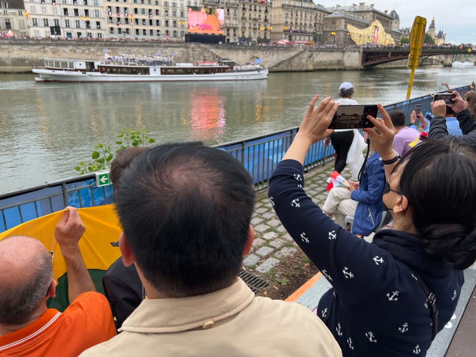 Paris 2024: Zuschauer fotografieren das Schiff mit den griechischen Athleten und Athleten