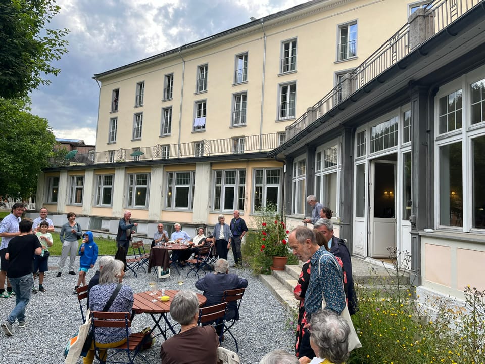 Die UDG feiert im Garten des Hotel Scuol Palace