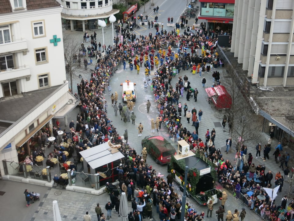 Drohnenbild des Fasnachtsumzugs in Chur, mit 30'000 Zuschauern.