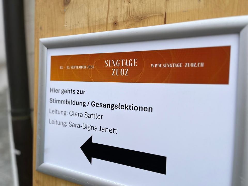 Hinweisschild für Gesangslektionen, Singtage Zuoz.