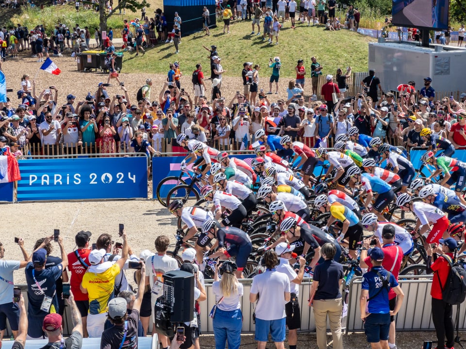 Paris 2024: Start des Mountainbikerennens.