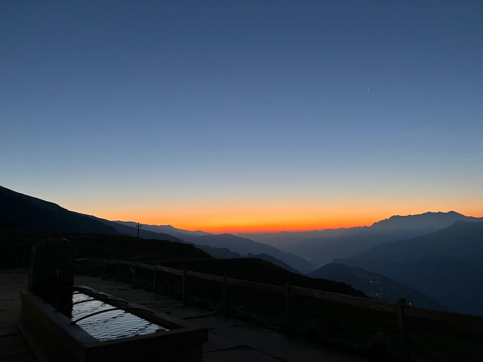 Sonnenaufgang auf der Alp Tschegn.