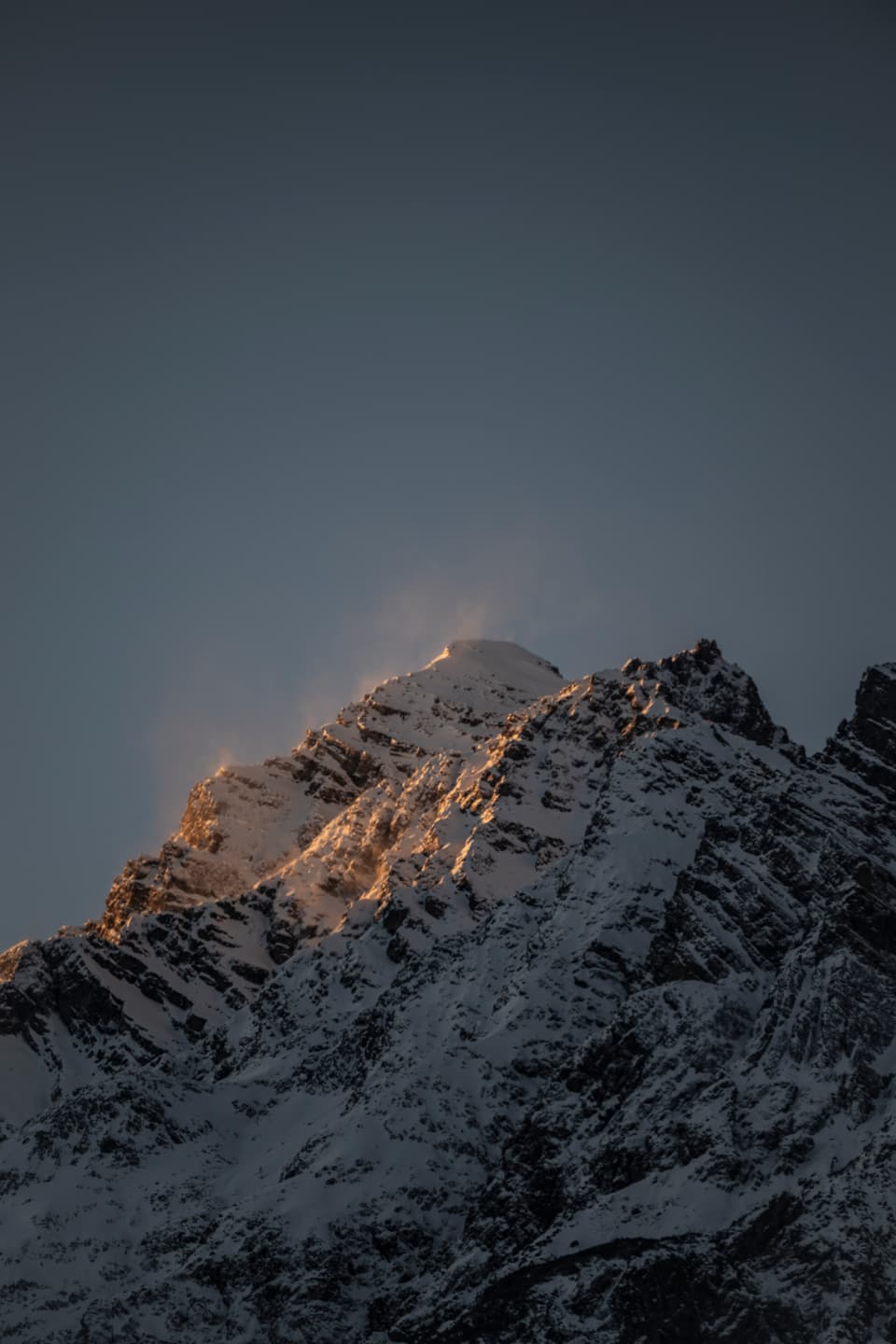 Ein stürmischer Sonnenaufgang am Piz Pisoc bringt spektakuläre Farben und lebendige Lichtspiele in die Berglandschaft.