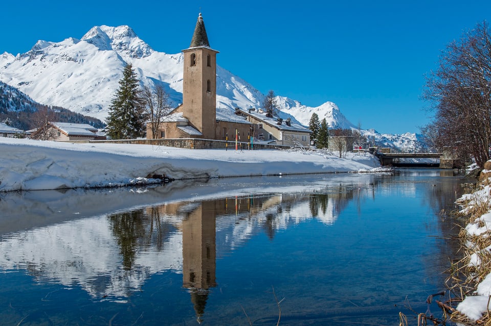 Kirche San Lurench in Segl Baselgia spiegelt sich im Wasser