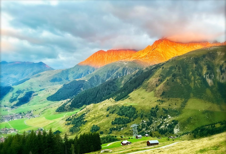 Landschaft im Alpengebirge bei Sonnenuntergang.