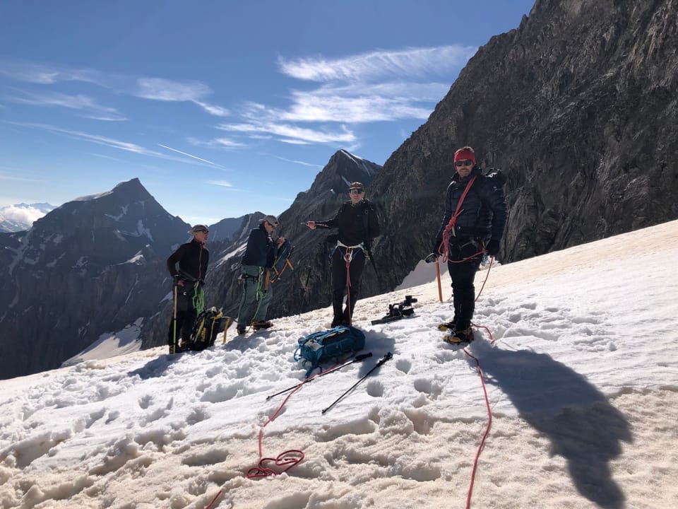 Besteigung Piz Russein / Tödi – Bergsteiger gruppe im Schnee an der Porta da Gliems.