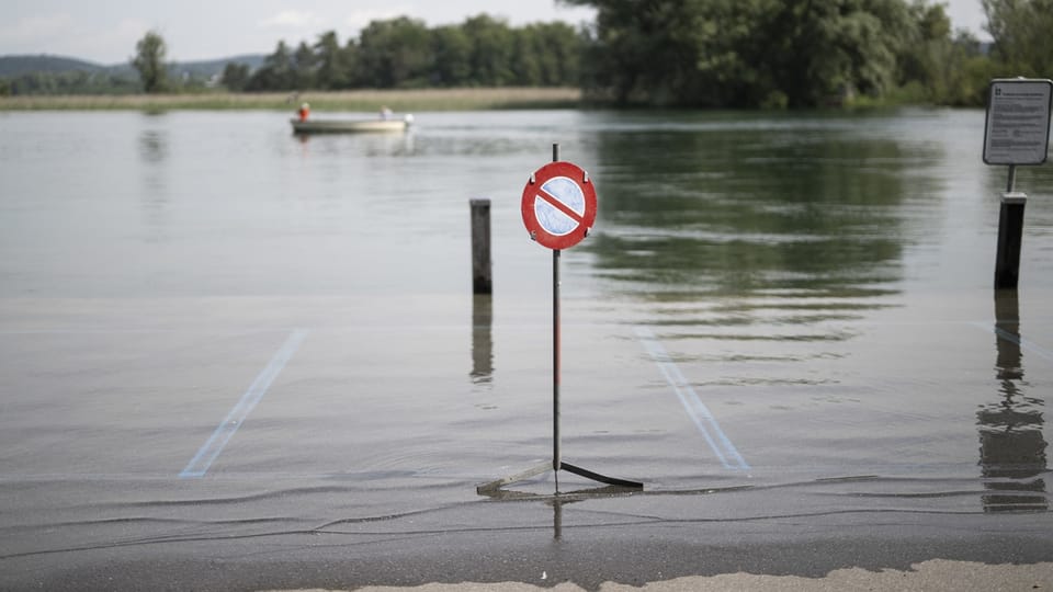 Überfluteter Parkplatz am Bodensee