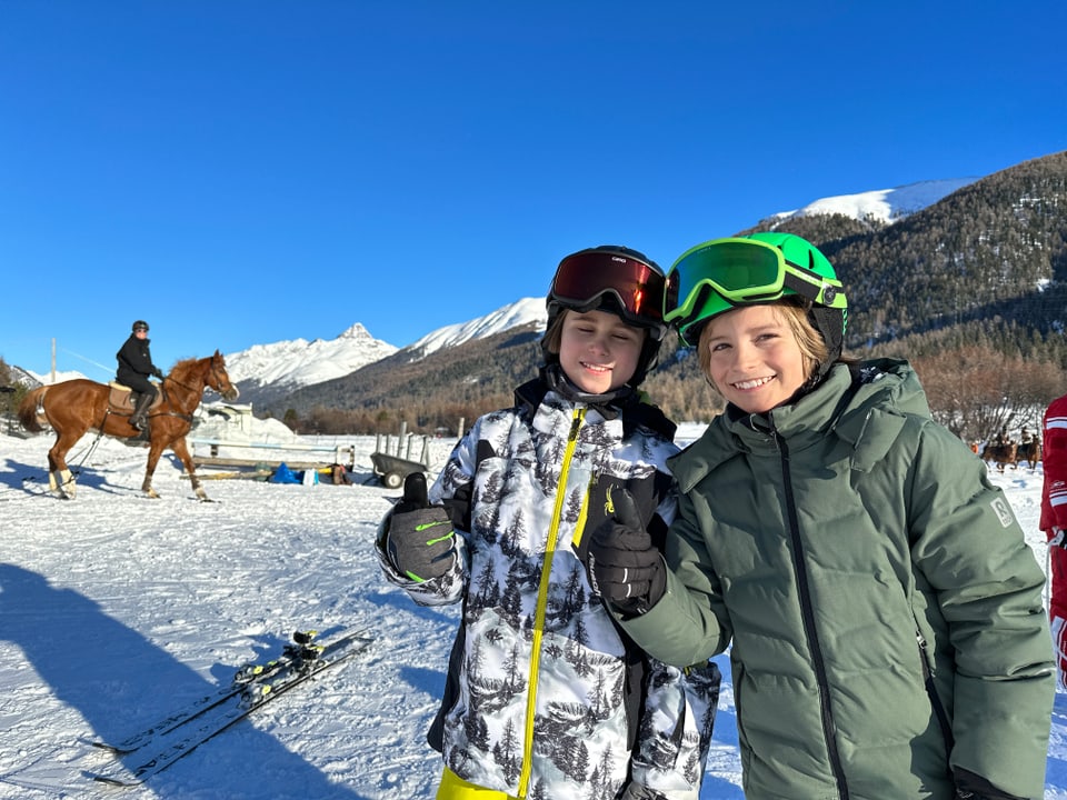Zwei Jungen geniessen das neue Angebot der Skischule.