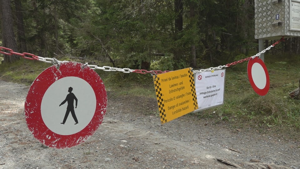 Absperrung mit Verbotsschildern für Fussgänger im Wald.