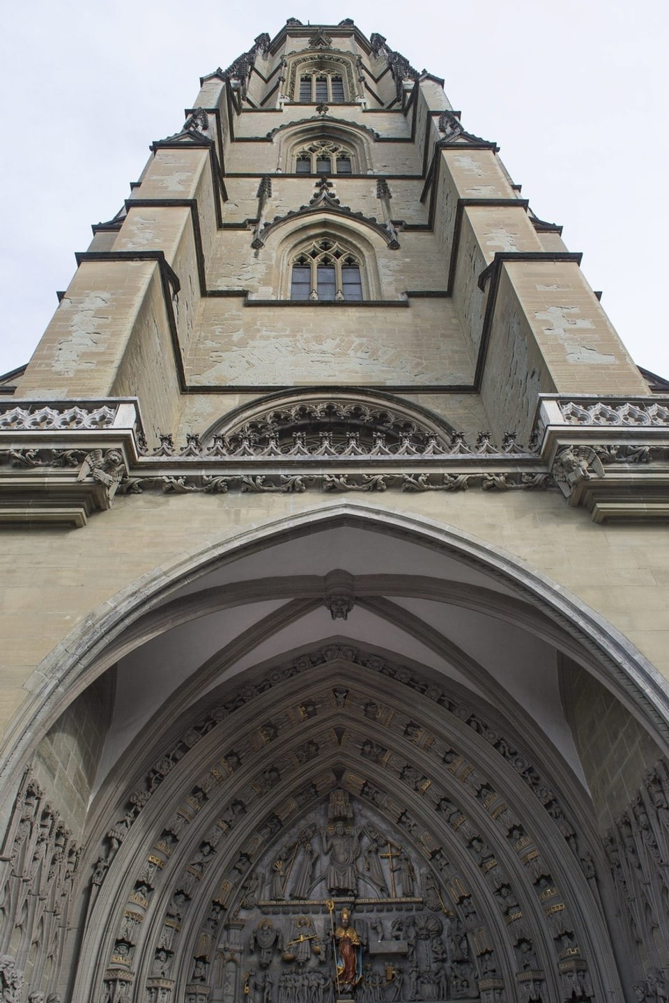 Kathedrale Fribourg: Blick auf den Glochenturm.