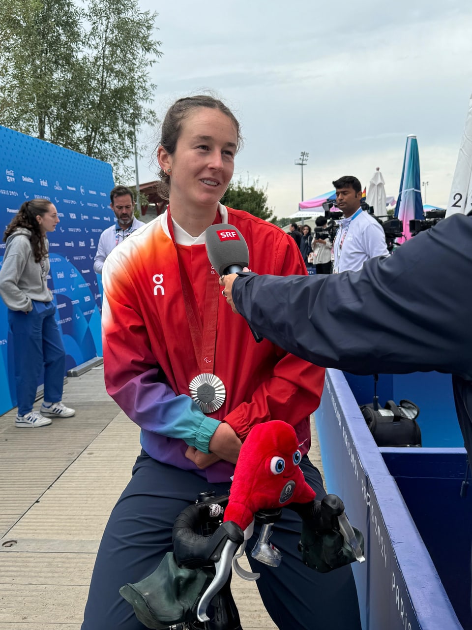 Flurina Rigling nach ihrem Sieg der Silbermedaille an den Paralimpics 2024