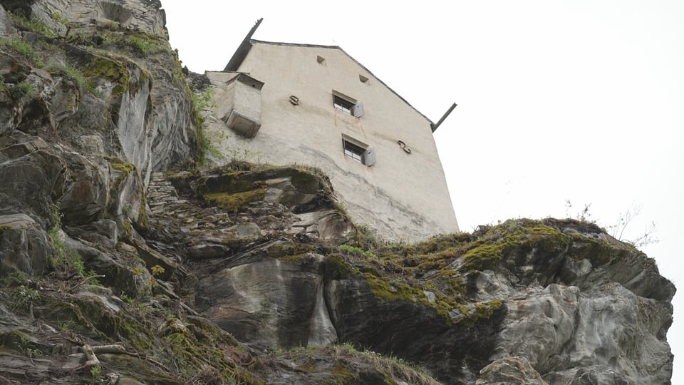 Burg auf einem Felsen.